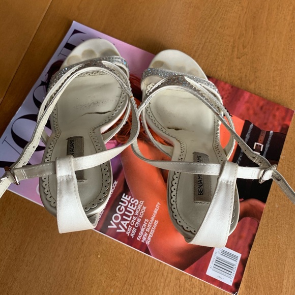 BLING π€© Cream Satin Crystal Embellished Benjamin Adams Heels Size 6.5 Worn 1 x! - Picture 4 of 11